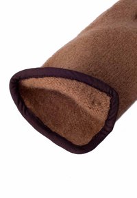 Guanto di feltro marrone con una texture morbida, dotato di un bordo in tessuto marrone scuro lungo l'apertura. Design semplice e arrotondato senza decorazioni visibili.