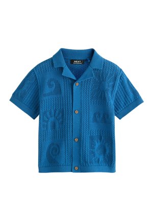 Blå kortærmet strikket skjorte med knapper foran, krave og teksturerede sol- og spiral mønstre over det hele.