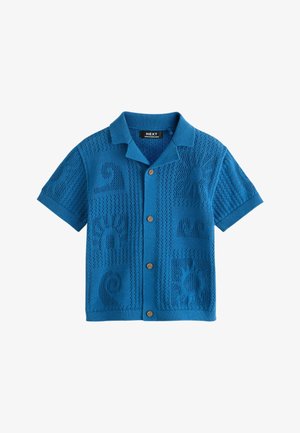 Blå kortærmet strikket skjorte med knapper foran, krave og teksturerede sol- og spiral mønstre over det hele.