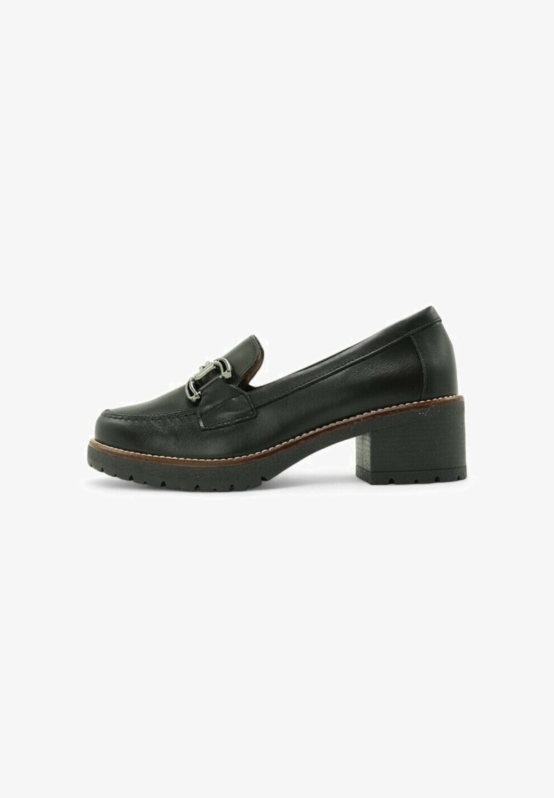 Mocasin de mujer de cuero negro con detalle de hebilla plateada, costura en la suela marrón y tacón bajo en un fondo blanco.