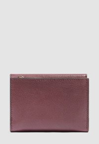 Compact rechthoekige portemonnee van bordeauxrood leer met een subtiele textuur en zichtbare stiksels, geplaatst tegen een effen lichtgrijze achtergrond.