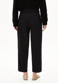 ARMEDANGELS KAADWI - Stoffhose - black