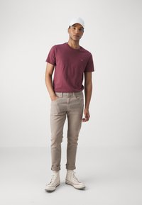 Levi's® 512™ SLIM TAPER - Traperice uskog kroja - sand