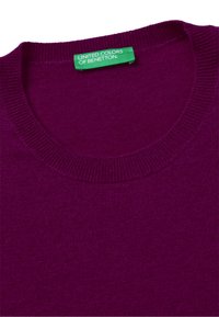 Fioletowy sweter dzianinowy z okrągłym dekoltem, z prążkowanym kołnierzykiem i zieloną metką marki z napisem "UNITED COLORS OF BENETTON."