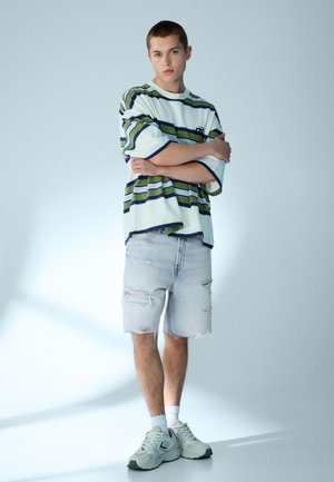 Bershka DESTROYS - Farmer rövidnadrágok - light blue