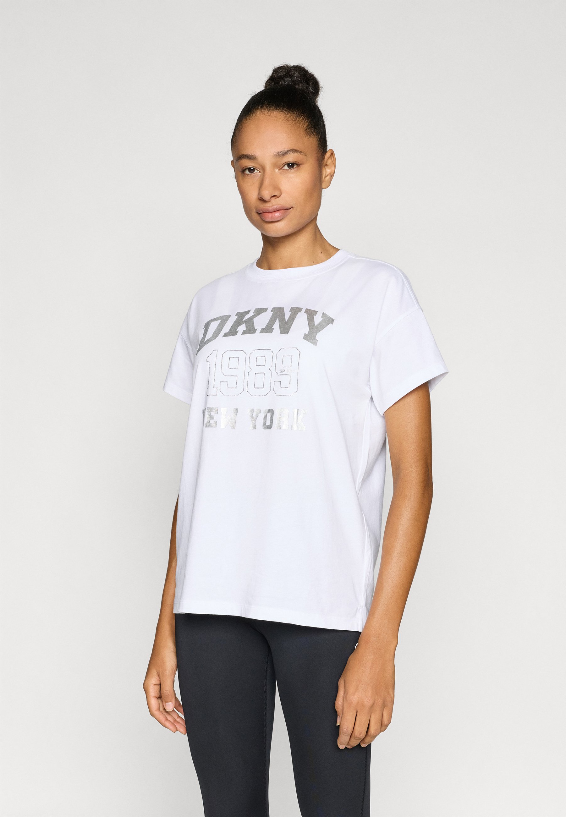 DKNY RHINESTUD LOGO DROP SHOULDER SHORT SLEEVE LEGGING TEE - Print