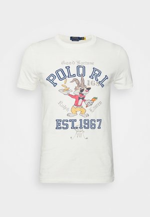 Valkoinen T-paita, jossa animaatiorotuinen kani heittelee kolikoita ilmassa ja pitää kädessään porkkanaa, teksti "POLO RL EST. 1967" sinisellä ja harmaalla fontilla.