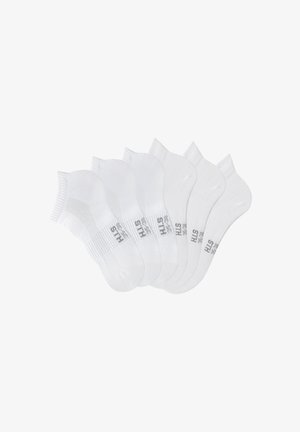 Weiße Knöchelsocken mit gerippten Bündchen und einem strukturierten Strickmuster. Jedes Paar ist mit Größe und Markennamen in Grau gekennzeichnet. Set von fünf.
