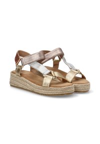 Sandalias metálicas doradas y plateadas con tiras y suela de esparto, con acabado texturizado y plantilla marrón.