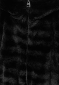 Czarna kurtka z sztucznego futra z zapięciem na zamek błyskawiczny z przodu i kapturem, charakteryzująca się miękką, teksturowaną powierzchnią i lekko błyszczącym wykończeniem.