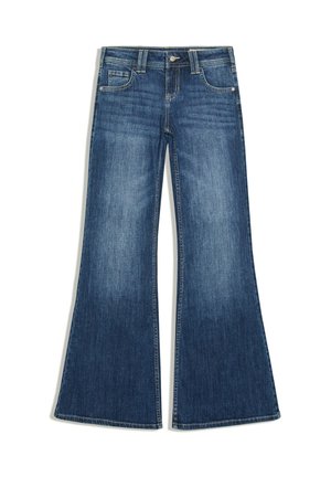 Jeans di denim blu con gamba svasata, chiusura frontale con bottone e cerniera, e design a cinque tasche su sfondo bianco.