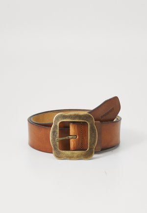 Opgerolde bruine leren riem met een grote antieke messing vierkante gesp en DSQUARED2 ingedrukt nabij de punt.