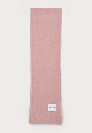 Rosa strikket tørklæde, rektangulær form, blød tekstur, subtil melange mønster, med et lille hvidt mærke med tekst i den ene ende.