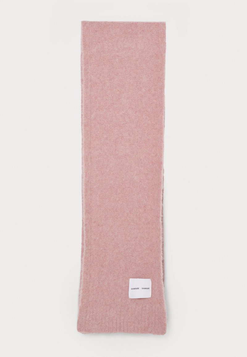 Rosa strikket tørklæde, rektangulær form, blød tekstur, subtil melange mønster, med et lille hvidt mærke med tekst i den ene ende.