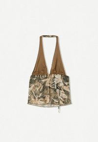 Haut style halter brun avec un corsage ajusté et un design froncé. Le bas présente un motif floral dans des verts doux et des beiges. Tissu texturé.