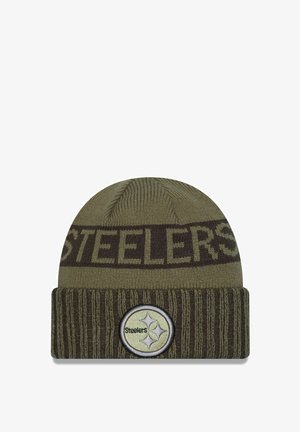 Beanie a maglia verde oliva con il testo "STEELERS" in marrone scuro e una toppa rotonda con tre stelle sul risvolto.