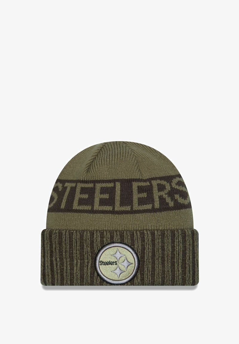 Bonnet en tricot vert olive avec le texte "STEELERS" en marron foncé et un patch logo circulaire comportant trois étoiles sur le revers.