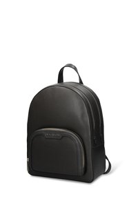 Zaino in pelle nera dalla forma arrotondata, superficie strutturata, doppia cerniera, tasca frontale e spallacci regolabili. Presenta il dettaglio del logo.