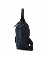 Bolso acolchado de color azul marino con superficie texturizada, correa ajustable negra, herrajes plateados y un práctico cierre lateral con cremallera.