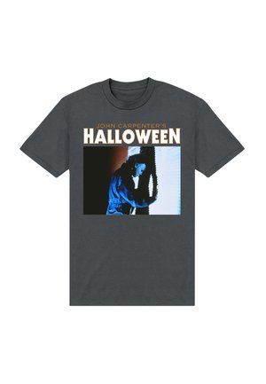 T-shirt grigio scuro con una stampa grafica di una figura vestita di blu, con il testo "JOHN CARPENTER'S HALLOWEEN" sopra.