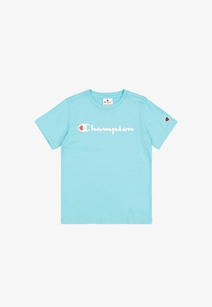 Helles blaues Baumwoll-T-Shirt mit kurzen Ärmeln und rundem Ausschnitt. Mit großem weißen "Champion"-Logo und kleinem roten Emblem am Ärmel.