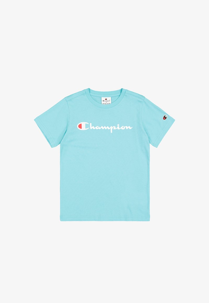 Camiseta de algodón azul claro con mangas cortas y cuello redondo. Presenta un gran logo blanco de "Champion" y un pequeño emblema rojo en la manga.