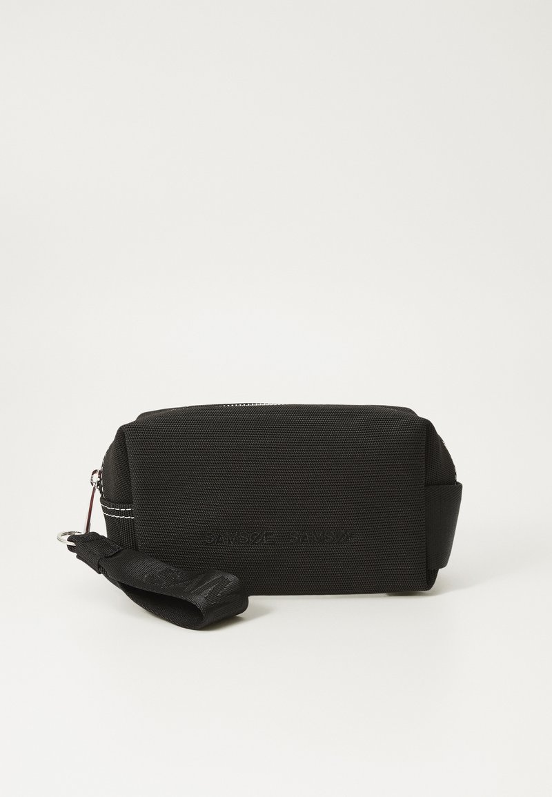 Saco de nylon preto com fecho de zíper, apresentando uma superfície texturizada, uma alça lateral e uma marca em relevo na parte frontal.