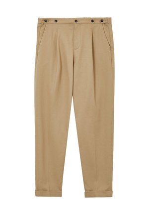 Pantaloni color sabbia realizzati in tessuto liscio, con una parte anteriore plissettata, due tasche laterali, una chiusura in vita con bottone e risvolti.