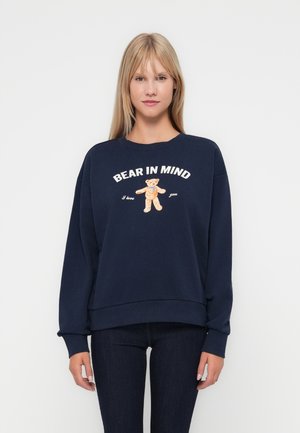Marineblauwe sweatshirt van zacht materiaal met een losse pasvorm. Voorzien van een grafische afbeelding van een beer en de tekst "BEAR IN MIND I love you" in wit en oranje.