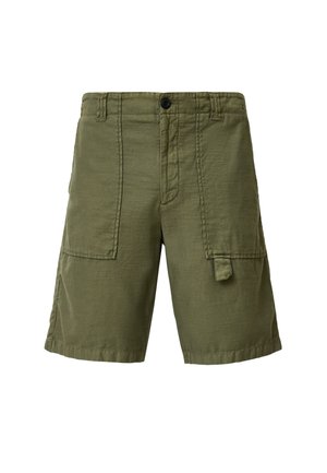 Zielone oliwkowe szorty cargo wykonane z lekkiego materiału. Posiadają dwie przednie kieszenie oraz kieszeń z klapką z boku. Zapięcie na guzik w talii.