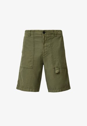 Zielone oliwkowe szorty cargo wykonane z lekkiego materiału. Posiadają dwie przednie kieszenie oraz kieszeń z klapką z boku. Zapięcie na guzik w talii.