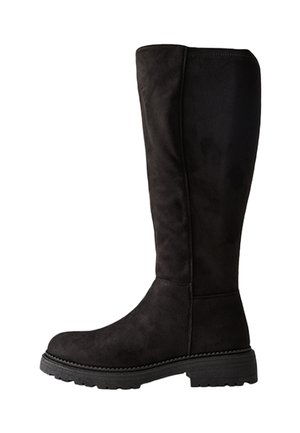 Botte montante en daim noir avec un bout rond, semelle en caoutchouc épaisse et détails de couture minimaux. Tige texturée s'étend en douceur jusqu'au mollet.