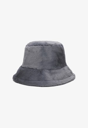 Cappello a secchiello in pelliccia sintetica grigia con una texture morbida, una larga tesa e un design leggermente svasato. Cuciture dettagliate e una finitura interna liscia.