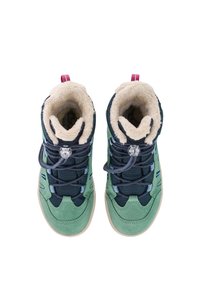 Scarpe alte verde e blu navy con fodera pelosa, tessuto a maglia e un sistema di allacciatura unico con un fermaglio trasparente. Dettaglio con linguetta rosa sul tallone.