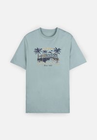 T-shirt en coton bleu clair à manches courtes avec un imprimé graphique représentant une camionnette, des palmiers et l'inscription « Oxbow Permanent Vacation Since 1985 ».