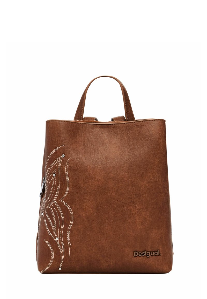 Zaino in finta pelle marrone con texture liscia, caratterizzato da cuciture decorative bianche e dettagli argentati. Include una maniglia corta.