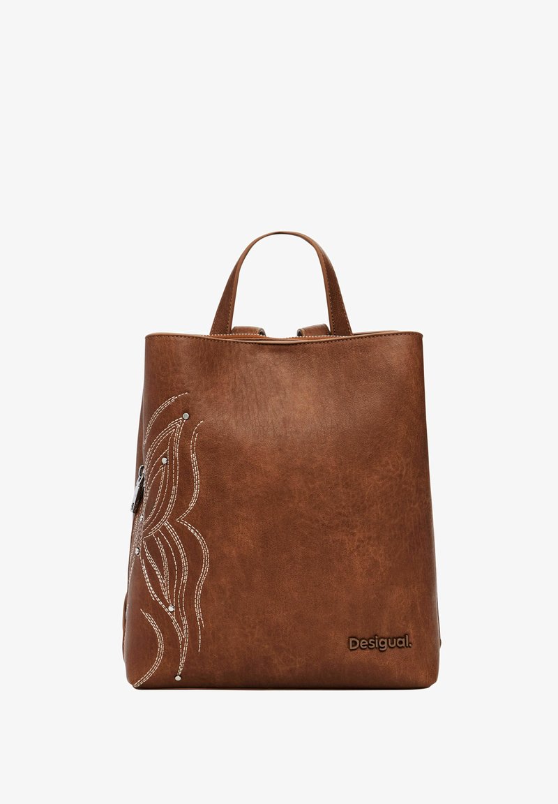 Zaino in finta pelle marrone con texture liscia, caratterizzato da cuciture decorative bianche e dettagli argentati. Include una maniglia corta.