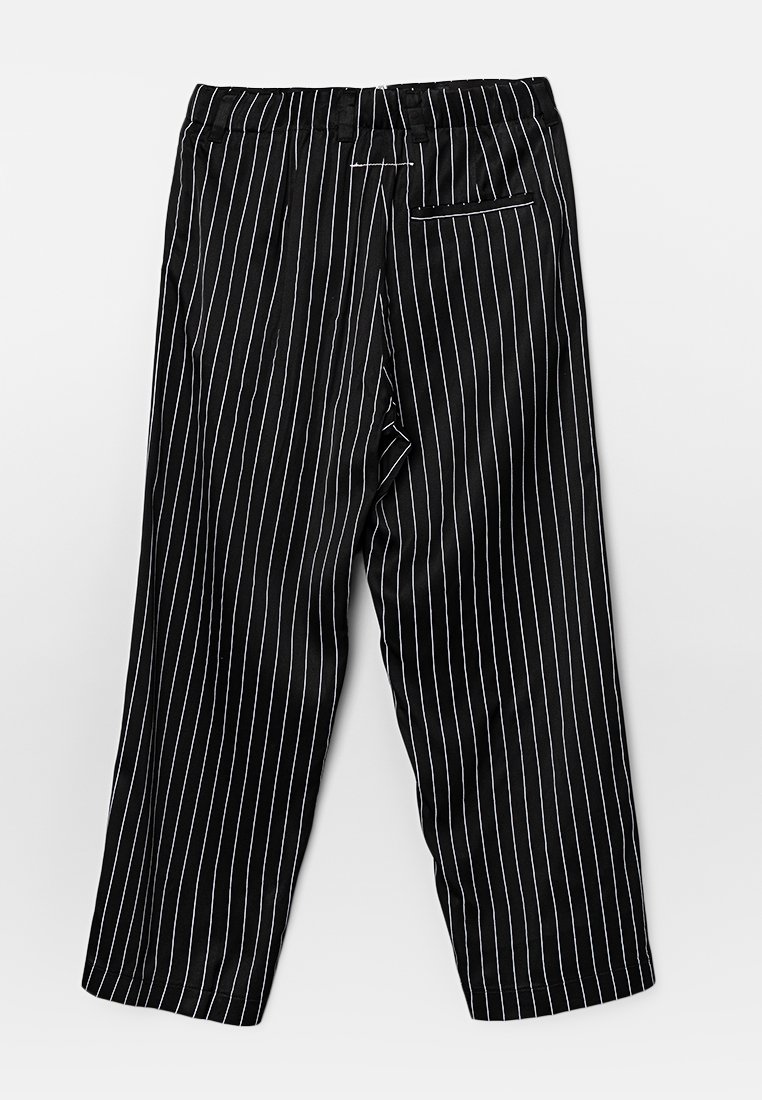 Pantaloni neri a righe con taglio dritto, dotati di una vita e una tasca posteriore singola. Tessuto liscio con una texture elegante.