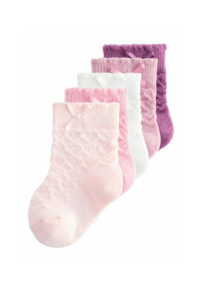 Cinco pares de calcetines para bebé en tonos rosa, blanco y morado, cada uno con un patrón de encaje y un pequeño lazo en el puño.