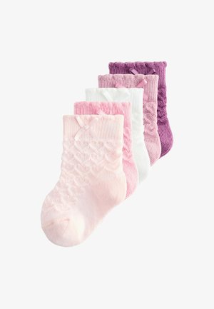 Fünf Paar Babysöckchen in den Farbtönen Pink, Weiß und Lila, jeweils mit Spitzenmuster und kleinem Schleifchen am Bündchen.