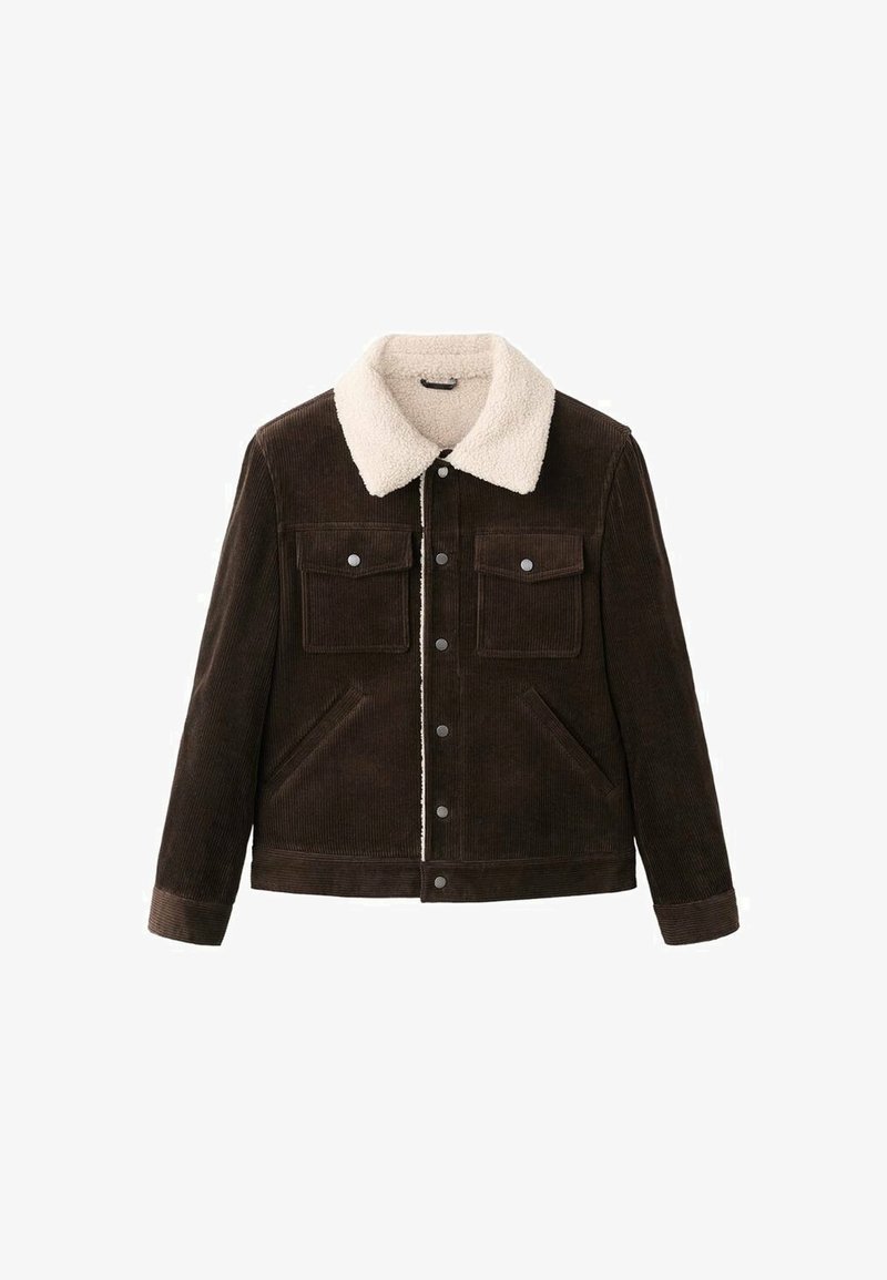 Giacca in velluto a coste marrone con colletto in sherpa bianco, dotata di due tasche sul petto, tasche laterali e chiusure frontali a scatto.