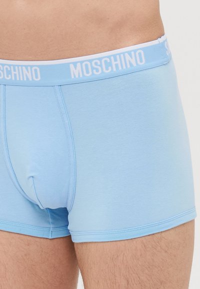 Svetlo modri bombažni bokserice s prilagojeno obliko. Imajo bel pas z logotipom "MOSCHINO". Gladka tekstura, brez vzorcev ali dodatkov.