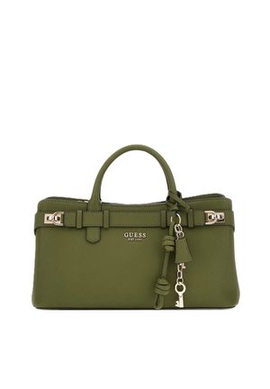 Olivgrüne Guess-Ledertasche mit oberen Griffen, goldfarbenen Metallteilen, dekorativem Schlüsselanhänger und dem "GUESS EST 1981" Logo auf der Vorderseite.