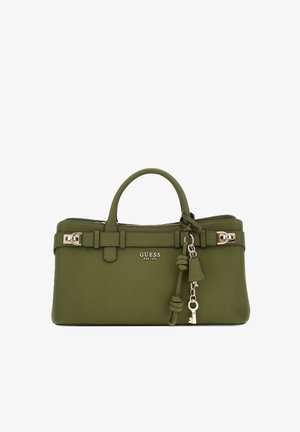 Olivgrüne Guess-Ledertasche mit oberen Griffen, goldfarbenen Metallteilen, dekorativem Schlüsselanhänger und dem "GUESS EST 1981" Logo auf der Vorderseite.