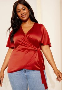 Curves Like These SHORT SLEEVE WRAP - REGULAR FIT - Blůza - red
