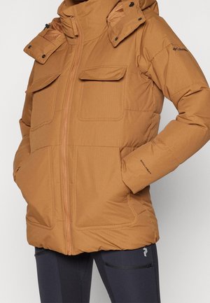 Chaqueta acolchada marrón con cremallera frontal, bolsillos en el pecho con solapa, bolsillos laterales y detalles negros con broches en la capucha y las mangas.