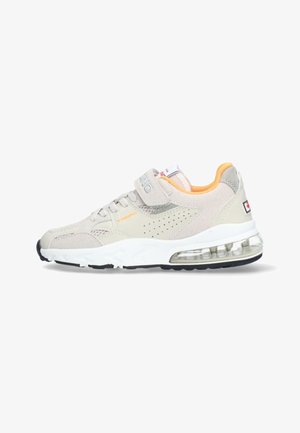 Beige en witte sportschoen met oranje binnenvoering, doorzichtige luchtgepolsterde zool, klittenbandsluiting en merknaam "VINGINO" op de zijkant en de band.