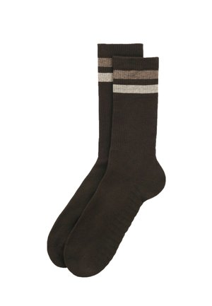 Paar dunkelbraune Socken mit zwei horizontalen Streifen nahe oben, eine hellbraun und eine beige, auf weißem Hintergrund.