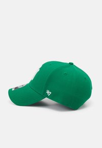 Căciulă verde cu o visieră curbată, realizată dintr-un material texturat. Prezintă un logo brodat și numele mărcii pe lateral, având un design cu spate închis.