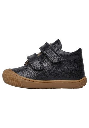 Chaussures en cuir noir pour tout-petits avec deux bandes auto-agrippantes, bout arrondi et semelle en caoutchouc naturel. Dessus texturé et détails cousus visibles.